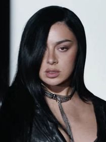 Charli xcx officialise son nouvel album : qui sont les trois icônes sur sa pochette déjà iconique ?