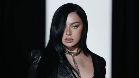 Charli xcx officialise son nouvel album : qui sont les trois icônes sur sa pochette déjà iconique ?