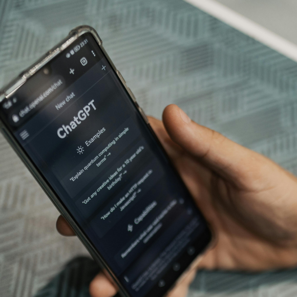 ChatGPT va rendre sa version gratuite infernale : la publicité débarque sur l'IA