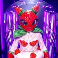 Mask Singer 2025 : le Fraisier s'en prend à Kev Adams et l'accuse d'être responsable de son élimination !