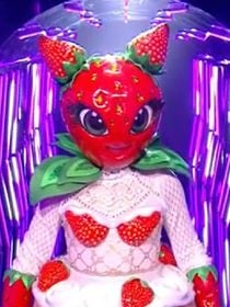Mask Singer 2025 : le Fraisier s'en prend à Kev Adams et l'accuse d'être responsable de son élimination !