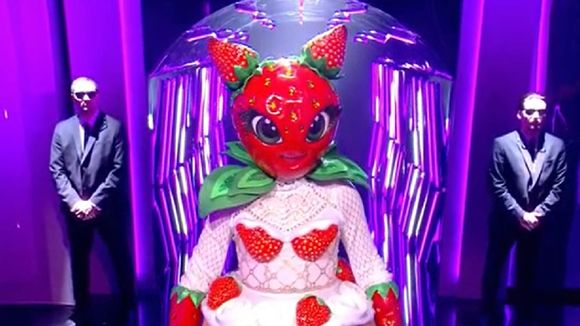 Mask Singer 2025 : le Fraisier s'en prend à Kev Adams et l'accuse d'être responsable de son élimination !