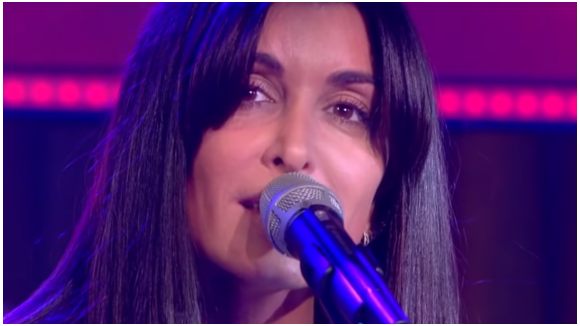 Jenifer chante "Encore et encore" en live