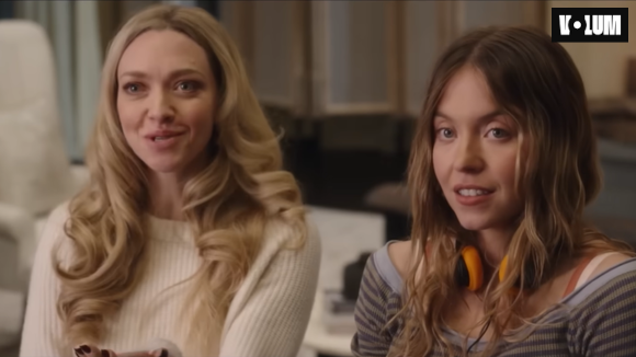 Amanda Seifried et Sydney Sweeney dans La Femme de ménage
