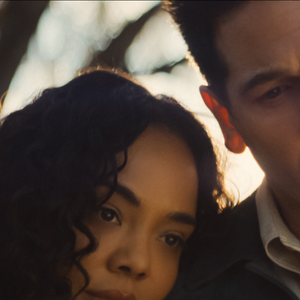 Tessa Thompson dans le rôle d'Anna et Jon Bernthal dans celui du détective Jack Harper dans la série His & Hers sur Netflix