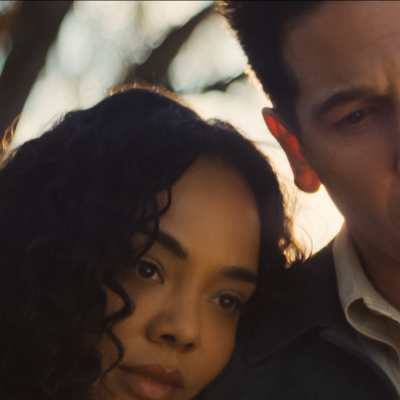 Tessa Thompson dans le rôle d'Anna et Jon Bernthal dans celui du détective Jack Harper dans la série His & Hers sur Netflix