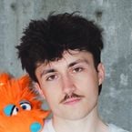 Lowey (Star Academy) : on a classé les chansons de son EP Tout est orange, et voici la meilleure !