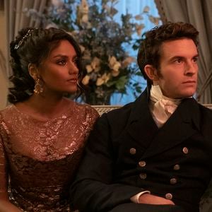 Simone Ashley (Kate Sharma), Jonathan Bailey (Anthony Bridgerton) dans La chronique des Bridgerton