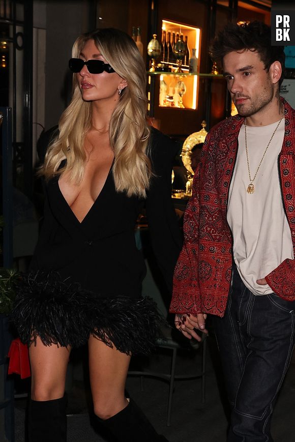 Liam Payne et sa compagne Kate Cassidy se baladant à Paris.
Liam Payne (ancien membre des One Direction) est mort à l'âge de 31 ans, victime d'un accident. Le chanteur, qui était accompagné de sa copine, Kate Cassidy, durant ses vacances en Argentine, aurait chuté du troisième étage en basculant par-dessus le balcon de sa chambre d'hôtel.