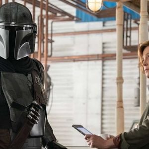 Pedro Pascal et Sigourney Weaver dans The Mandalorian and Grogu.