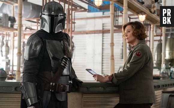Pedro Pascal et Sigourney Weaver dans The Mandalorian and Grogu.