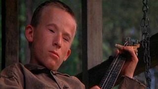 Il y a 54 ans, ce garçon utilisait la magie du cinéma pour jouer du banjo d'une seule main : il créait ainsi l'une des scènes les plus légendaires du cinéma d'aventure et un succès commercial