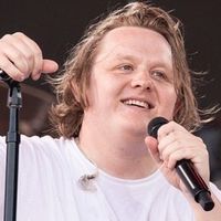 Lewis Capaldi de retour avec "Survive"