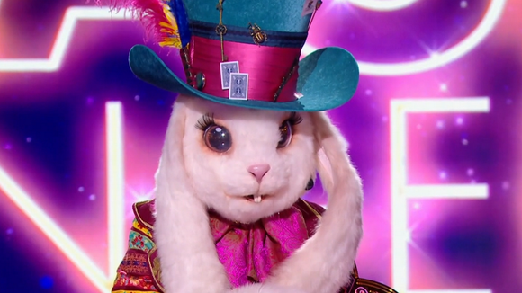 Mask Singer 2025 : Pas vu à la télé, le Lapin, grand gagnant, a pleuré sous son masque durant une chanson, "ça m'a bouleversé"