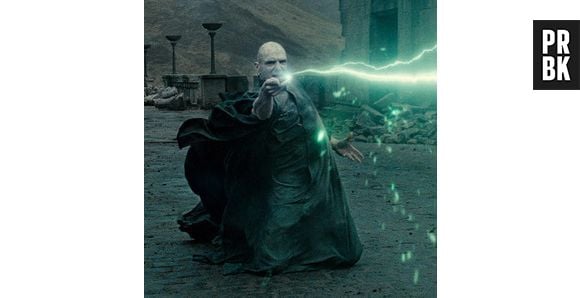 Harry Potter : Ralph Fiennes portait des porte-jarretelles sous son costume de Voldemort