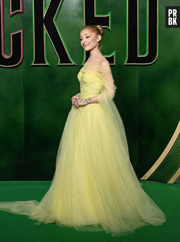 18 Novembre 2024 Ariana Grande (robe de soirée en soie personnalisée de la collection Ralph Lauren et une écharpe assortie)