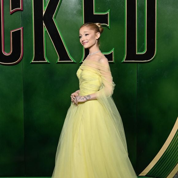 18 Novembre 2024 Ariana Grande (robe de soirée en soie personnalisée de la collection Ralph Lauren et une écharpe assortie)