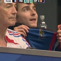 Durant France vs Espagne à la Coupe du Monde 2026, Timothée Chalamet affole les fans avec son incroyable veste rétro des Bleus