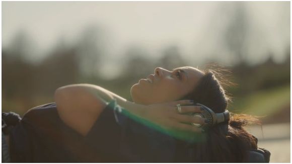 Amel Bent : son nouveau clip lumineux !