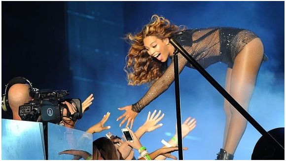 Beyoncé prise en flagrant délit de playback à Paris