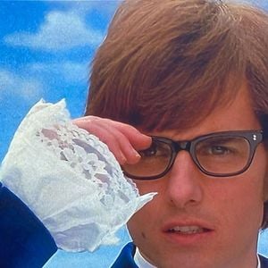 Tom Cruise est Austin Powers dans un générique en forme de gag.