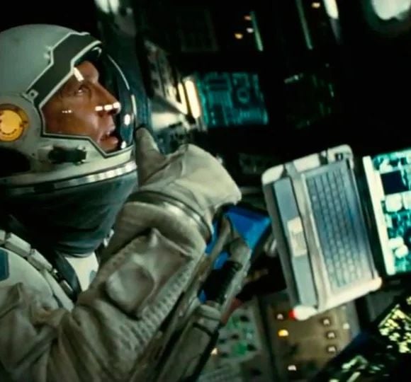 Dix ans après sa sortie en salles, Interstellar cartonne de nouveau au ciné.