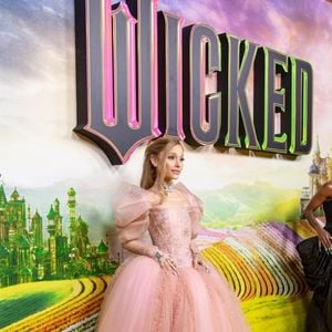 Sydney brille alors que la magie d'Hollywood arrive pour la première du film Wicked, où les stars illuminent le tapis jaune pour célébrer les débuts cinématographiques de la comédie musicale bien-aimée
