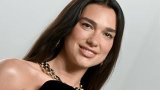 Pour son mariage avec Callum Turner, Dua Lipa portait un collier Bulgari à 496 000 euros