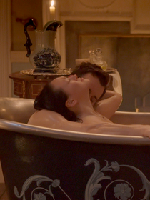 La Chronique des Bridgerton saison 4 : Yerin Ha (Sophie) n'a pas aimé tourner la scène du bain avec Luke Thompson (Benedict) et on comprend pourquoi