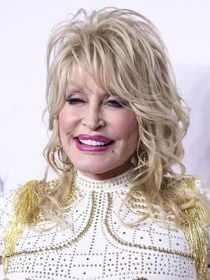 Dolly Parton avait prévu un dernier cadeau au public : une chanson secrète qui sortira en... 2045