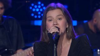 Cette chanson streamée 1,9 milliard de fois est réputée impossible à chanter, Kelly Clarkson donne une leçon avec sa cover impressionnante