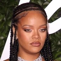 Rihanna taquine ses fans sur "R9"