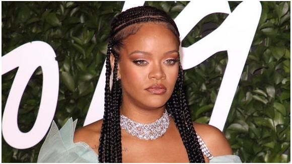Rihanna taquine ses fans sur "R9"