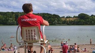 Une enfant de 5 ans sauve sa mère de la noyade face à la canicule