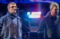 Oasis chante "Acquiesce" en concert à Cardiff en 2025.